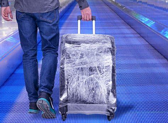 Нужно ли обматывать чемодан пленкой в аэропорту и зачем
